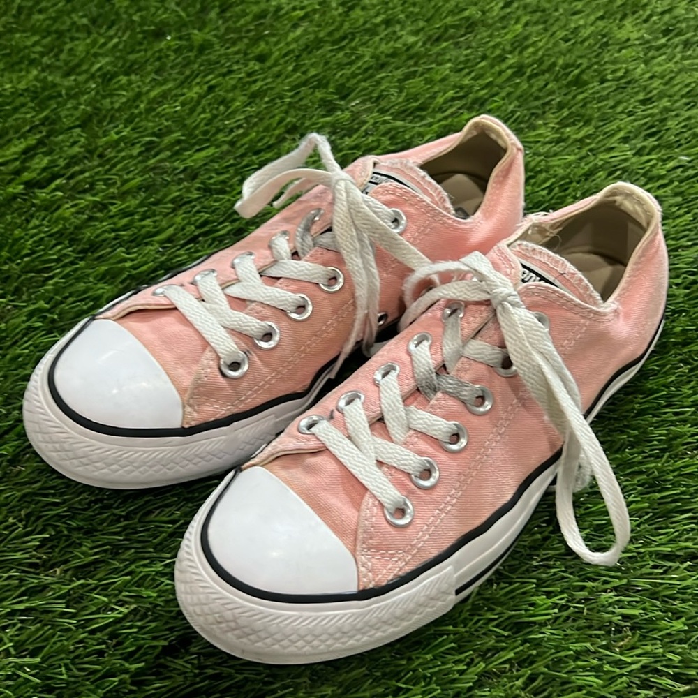 Sweet PINK Women’s CONVERSE Chuck Taylor All Star Low Top size 7